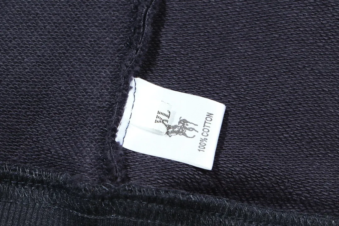 P240 Style No. 807 Ralph Lauren/Ralph Lauren pony embroidered zipper cardigan hooded sweatshirt. A one-of-a-kind sweatshirt for autumn and winter is here. You can wear it casually no matter how you wear it! ! This hooded sweatshirt is decorated with the simple style that represents Ralph Lauren and is paired with a pony embroidery pattern, which is three-dimensional and full! The solid color fabric paired with exquisite embroidery instantly sets it off! Hooded sports design, loose and casual fit! The overall texture is very strong! Through the pictures, we can feel the thickness and texture of custom-woven and dyed threads. The workmanship is exquisite. They are shipped from major foreign trade factories. They are all made by masters with many years of experience. Everything is of high standards and requirements! Simple and versatile model ~ Made of imported pique cotton fabric, which is super delicate and soft, close to the body without being tied. All fabrics and accessories are original custom-made and of high quality! Perfectly reflects the brand’s sense of superiority! Standard cut, comfortable stretch, unrestricted movement! Highly practical, high-end and classy! Versatile style ~ can be paired with jeans or jogging pants. Ideal for transitioning from your morning commute to weekend events! Size: S-XL Navy Black